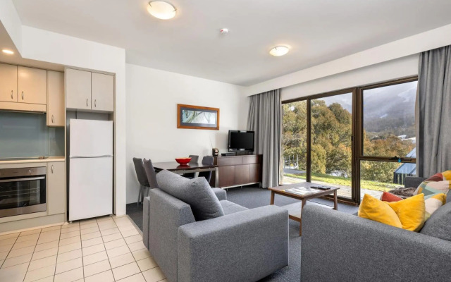 Lantern 1 Bedroom Patio Apartment with alpine view