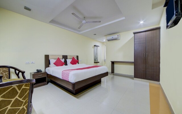 OYO 28033 Pradha Grand