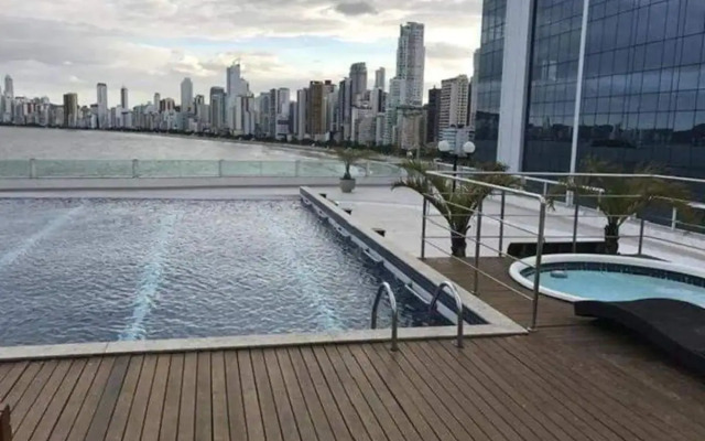 Para casais, prédio beira mar, em frente à Roda Gigante