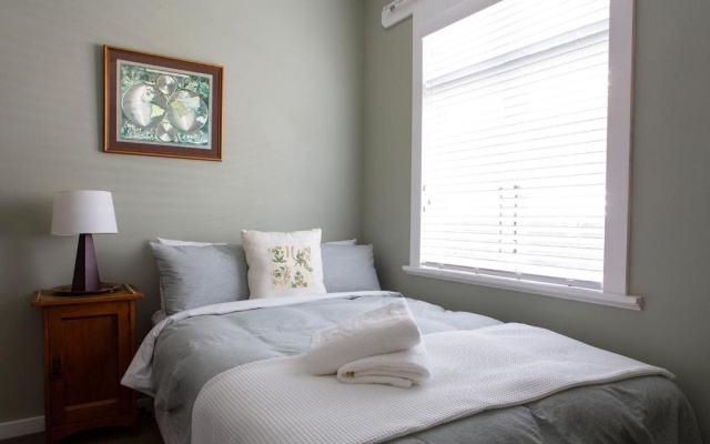 Michelia Figo Cottage – Guest Rooms – New Plymouth
