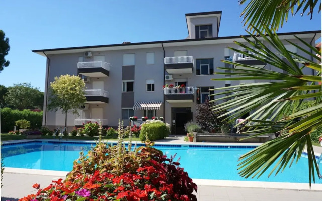 Beachside Flat With Shared Pool