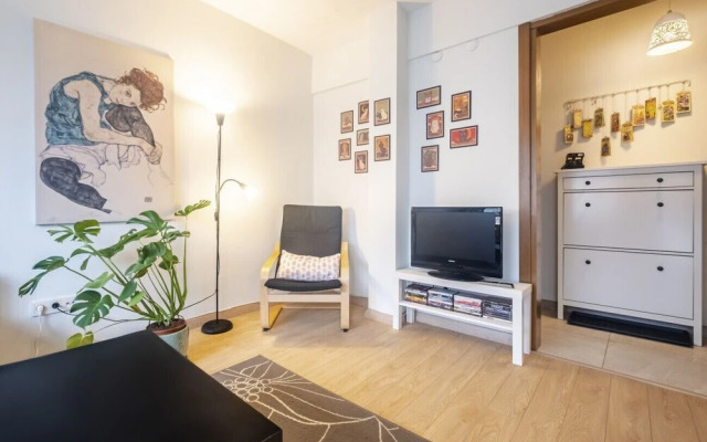 Flat With Balcony Near Bull Statue in Kadikoy