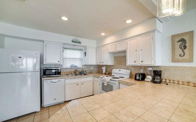 Beachfront Home w/ Pool Access in Galveston!
