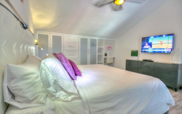 Chic Beach Apartment for Couples S-H203