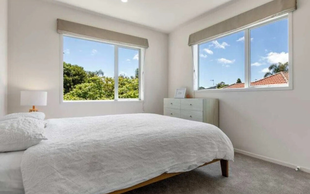 Modern Sanctuary On The Reserve