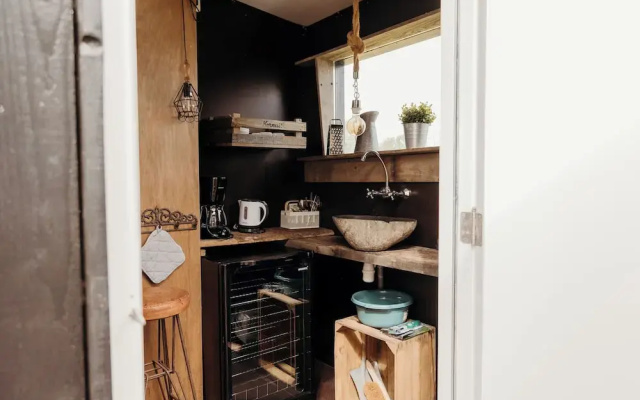 Tiny Holiday Home for 2 With Picnic Table