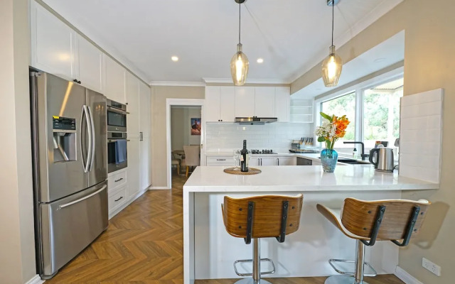 Charming 6 BRM Villa in Melbourne East