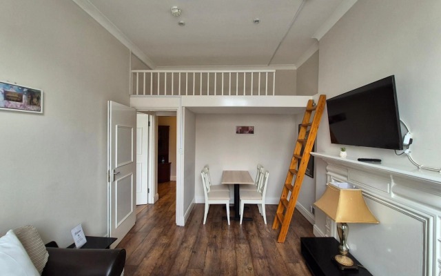 Spacious Two Bedroom Apartment in Westminster