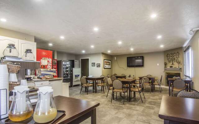 Econo Lodge Inn & Suites