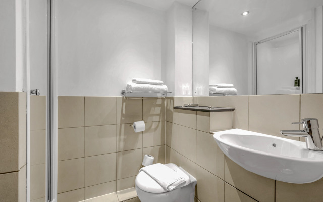 Roomzzz Leeds City West