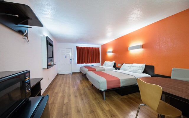 Motel 6 San Antonio, TX - Fiesta Trails