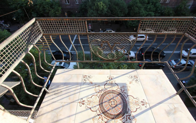 Amiryan street 1 bedroom Deluxe apartment With Balcony AM104