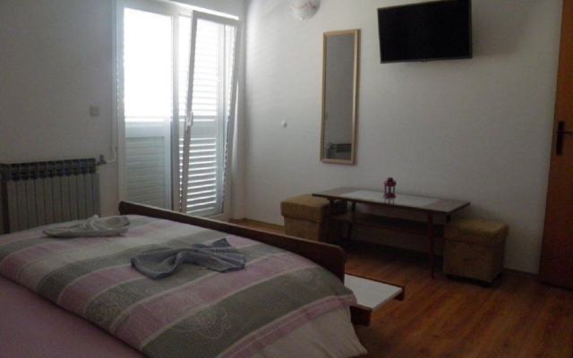 Apartment Angela -  with beautiful courtyard: A1 Brela, Riviera Makarska