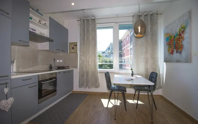 Brand New Suite next to Palace & Beach