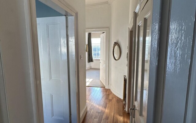 Charming 2-bedroom Apartment Located in Ayr