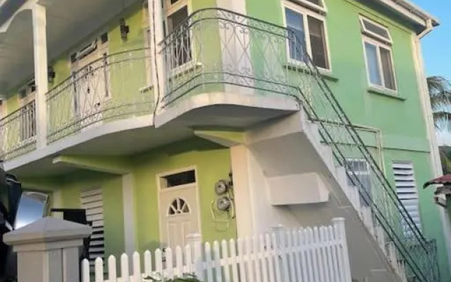 Spacious, Cozy Two Bedroom Apartment Overlooking the Beach