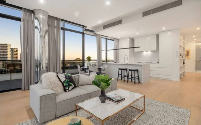 Luxury 3 Bedroom Penthouse With Bay and City View
