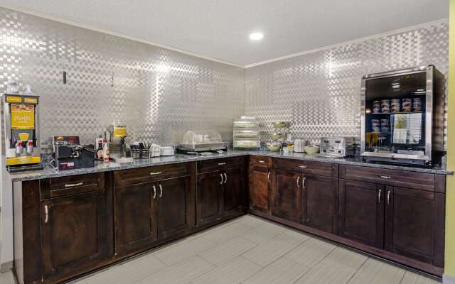 Clarion Pointe Staunton East