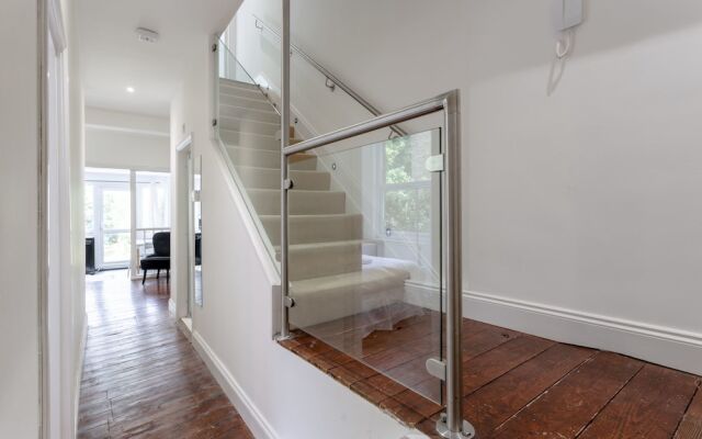 Modern 2 Bedroom in Queens Park With Garden