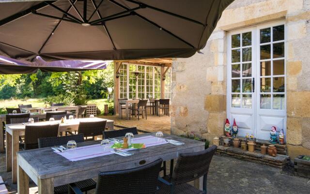 Heritage Castle in Chaleix with shared pool