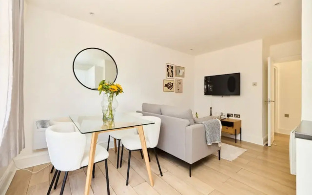The Streatham Crib - Bright 2bdr Flat