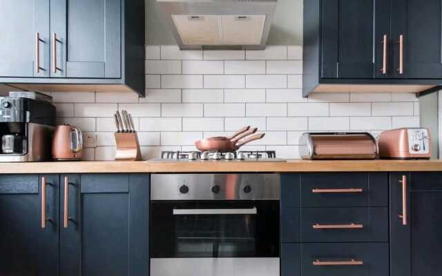 Gorgeous Light Apartment In West End