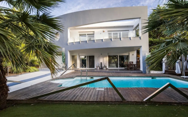 Villa BOND with Private Swimming Pool