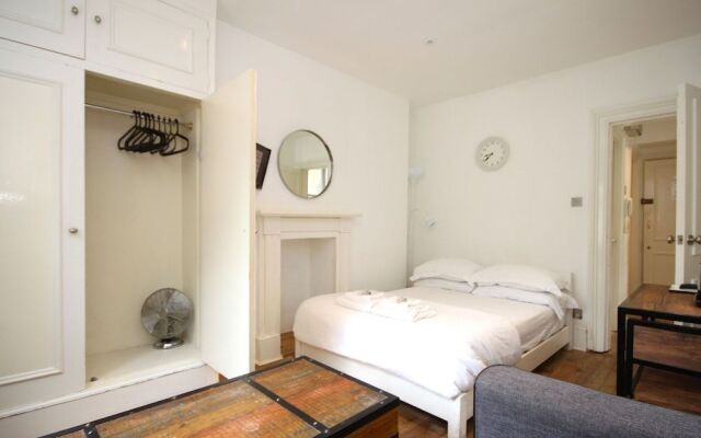 Cosy Central Soho City Studio Apartment