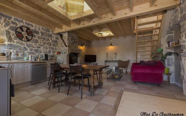 Mas de Guilhaumon côté hameau