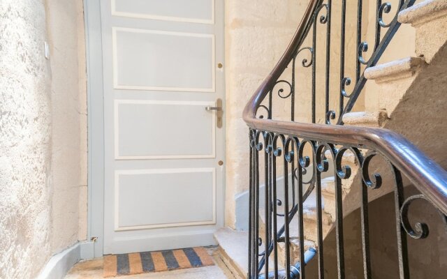 Charming Apartment On The Pedestrian Street Of The