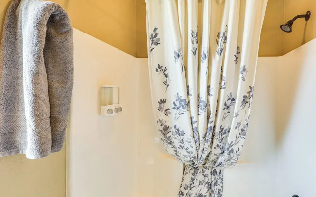 Spearfish Retreat w/ Fireplace + Mountain Views!