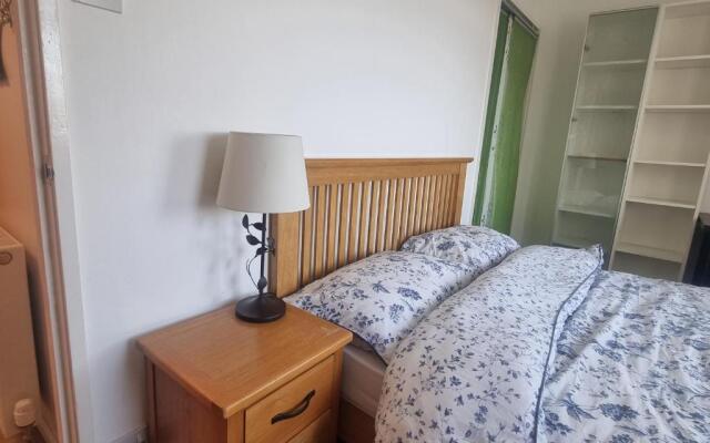 Lovely 2 Bedroom Apartment With Private Parking