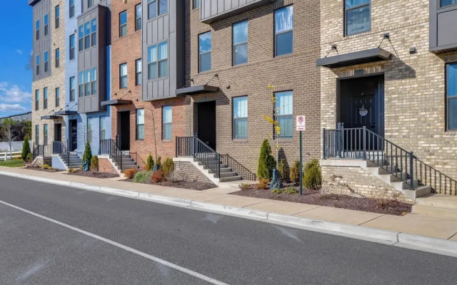 Townhome at Laurel Park: Modern & Spacious Getaway