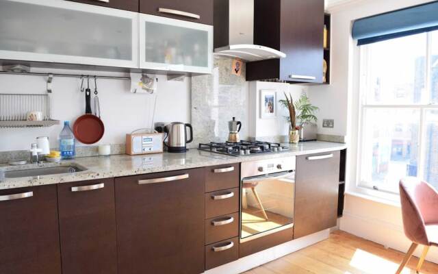 Spacious Studio Apartment In East London
