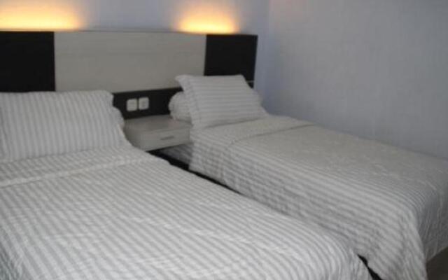 Queen Guest House by RedDoorz