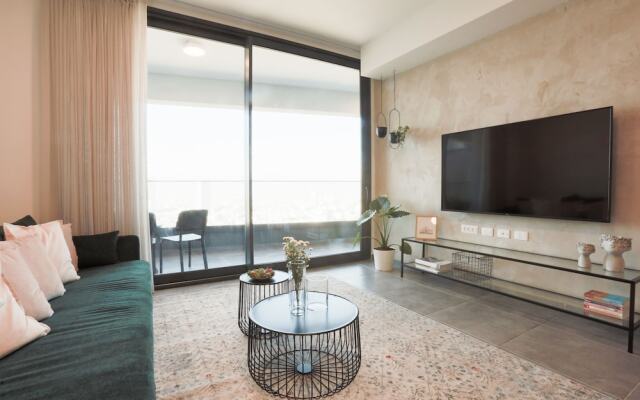 AirTLV - Menachem Begin Apartment