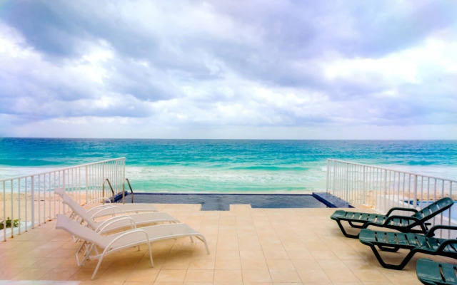 Private pool in beach front Villa