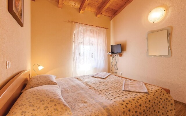 Beautiful Home in Divsici With Wifi and 2 Bedrooms