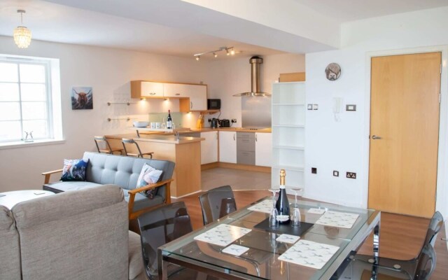 Spacious Flat In Converted Sugar Store