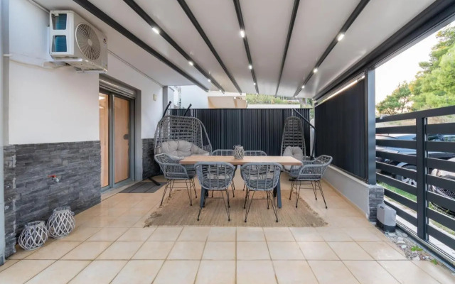SithoniaRS Luxury Ground Floor Apartment With Private Garden