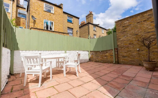 Eclectic 2 Bedroom Victorian era Apartment in Oval
