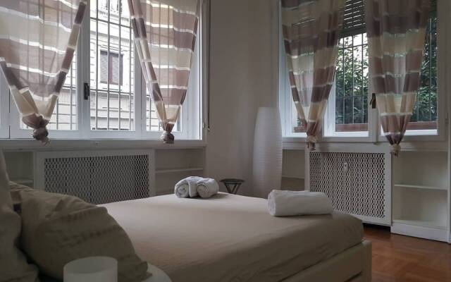 Exclusive 4 Bedrooms Apartment in Milan Center