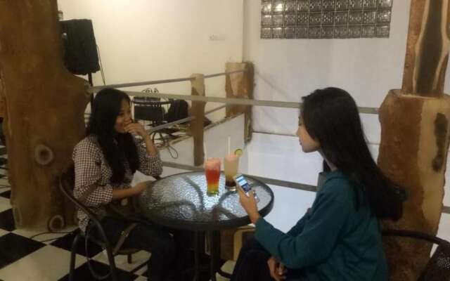 Coconut Hotel - Hostel