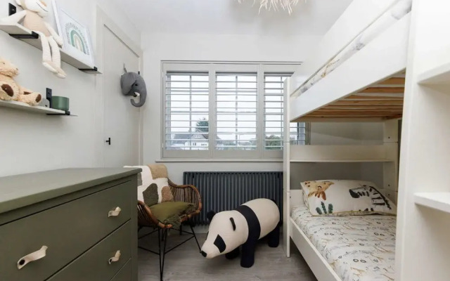 Stylish 4 Bed Home Close to Beach