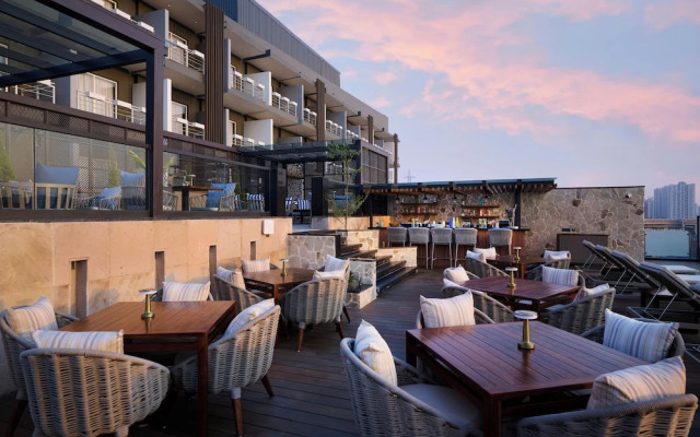 Iris Sarovar Portico