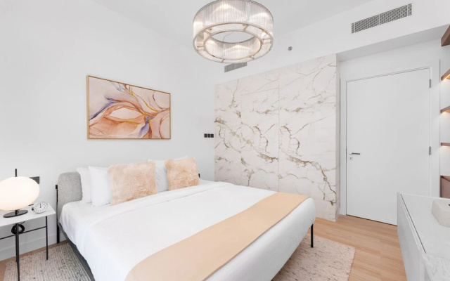Maison Privee - Deluxe 3BR Apt w/ Dubai Marina View and Beach Access