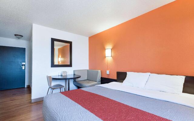 Motel 6 Lincoln, IL