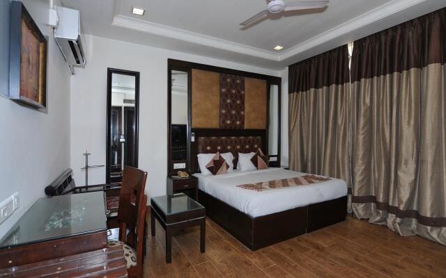 OYO 6845 The Grand Hotel