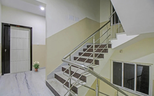 OYO Townhouse 1128 Hotel Royal Palm Inn