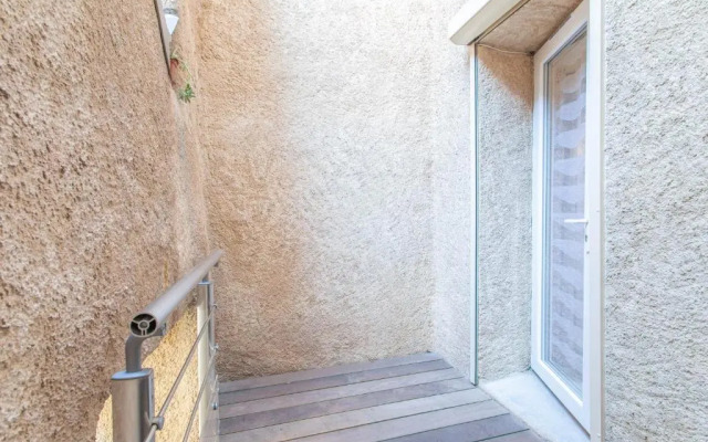 Rez-de-chaussée centre ville d'Embrun 3 étoiles